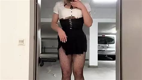 Sissy enthüllt in der Öffentlichkeit und spielt mit dildo xHamster