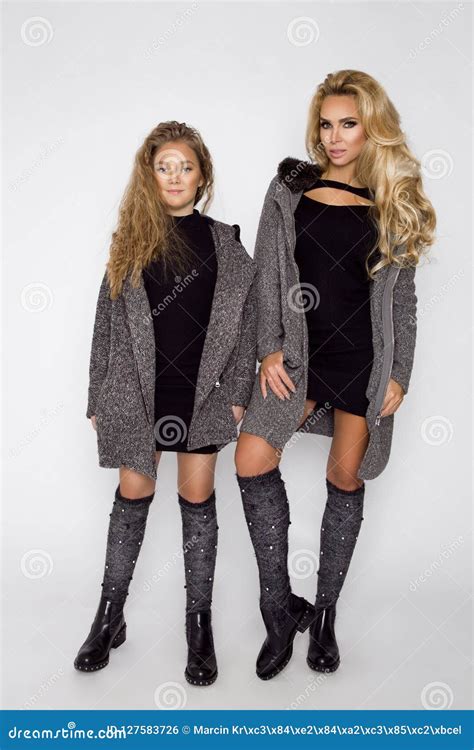 Mooie Blonde Meisjes Moeder Met Dochter In De Herfst Winter Kleding Op Een Witte Achtergrond In