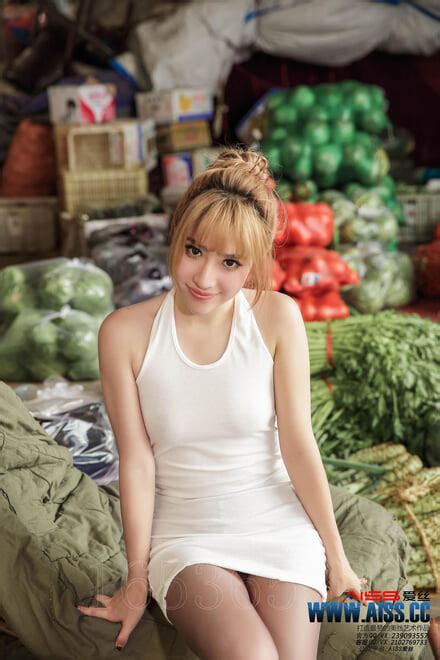 何冉 钻石版F 闹市 美丝F Porn Pic