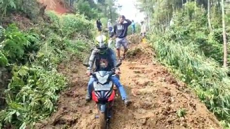 Pengendara Diimbau Waspada Longsor Susulan Di Jalur Gununghalu Kbb Cianjur