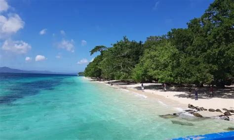 Pantai Liang Pantai Pasir Putih Yang Eksotis Dan Indah Di Maluku