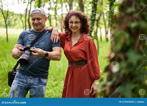 Photographe Avec Son Modèle Mature Dans Le Parc Image stock Image of roux robe