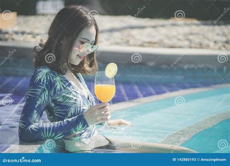Sch Ne Asain Frauen Mit Bikini Genie En Sommerferien Im Swimmingpool Stockbild Bild Von Gesund