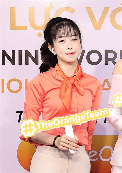 Hot girl làng võ Việt Nam diện váy 2 dây khoe vai trần cực gợi cảm hiện đã là giảng viên đại