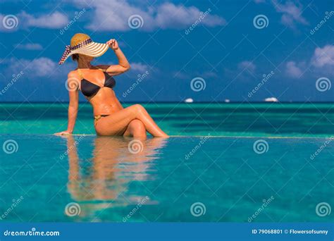 Donna Sexy In Bikini Sulla Spiaggia Fondo Di Festa Di Viaggio Di Estate In Maldive Immagine