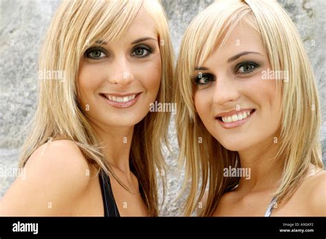 Blonde zwillinge Fotos und Bildmaterial in hoher Auflösung Alamy