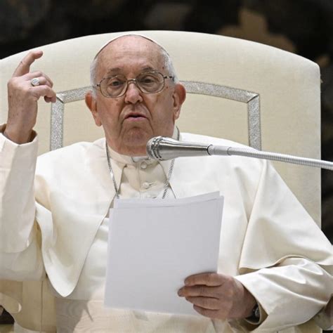 Papa Francesco Chiarisce Si Benedicano Le Coppie Gay Non Le Associazioni Gazzetta Del Sud