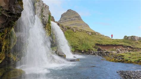 Nascer Do Sol Da Mola Sobre A Cachoeira Famosa De Kirkjufellsfoss