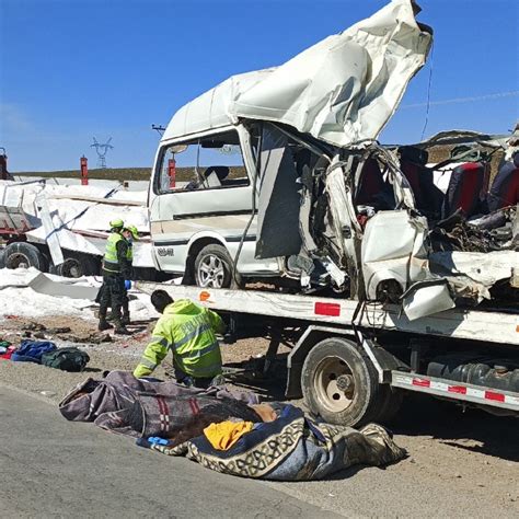 Mueren 14 Personas En Accidente Entre Camión De Carga Y Transporte De