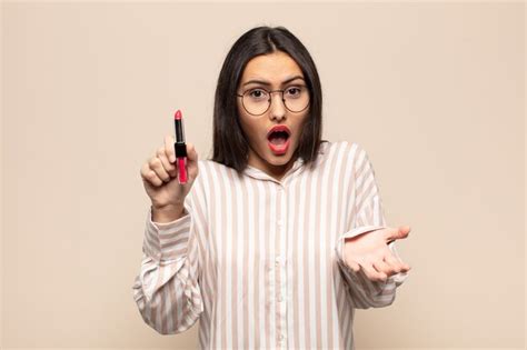 Joven Latina Boquiabierta Y Asombrada Consternada Y At Nita Con Una Sorpresa Incre Ble Foto