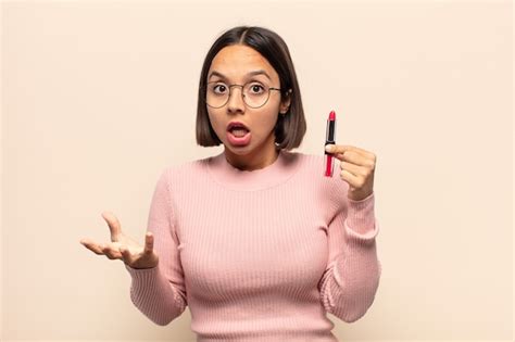 Joven Latina Boquiabierta Y Asombrada Consternada Y At Nita Con Una Sorpresa Incre Ble Foto