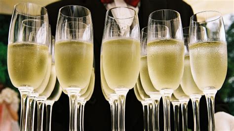 Як зробити шампанське вдома з бузини - рецепт | Life