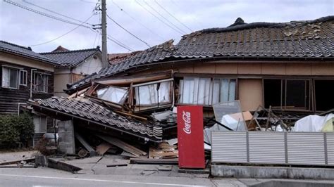 Jepang Diguncang Gempa M 7 4 Bangunan Hancur Hingga Jalanan Retak