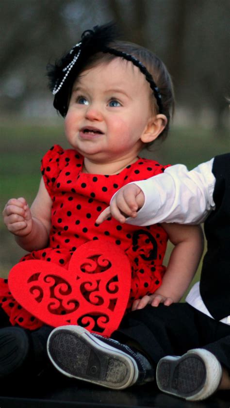 1082x1920 Resolution Cute Twin Babies Background Poster 1082x1920