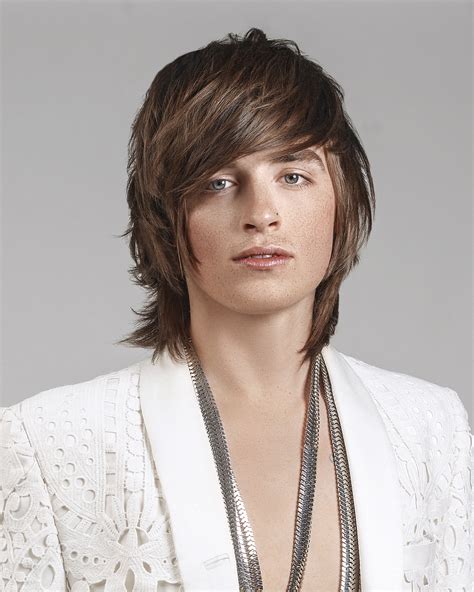 Stylish short haircuts for men are changing face shapes everywhere 7