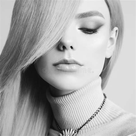 Blonde Hermoso Joven Con El Peinado Retro Foto De Archivo Imagen De Modelo Elegancia