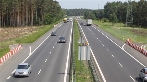 Wyprzedzanie na autostradzie Czy na autostradzie można wyprzedzać z