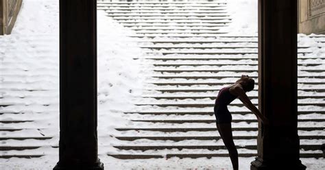 Фото дня: снежная буря и балерина