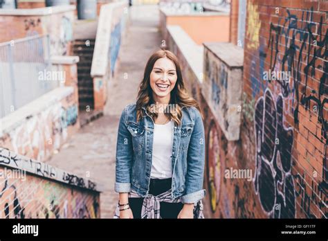 Knie Figur Des Jungen Sch Nen Kaukasischen Blonde Glatte Haare Frau Posiert Auf Einer Treppe In