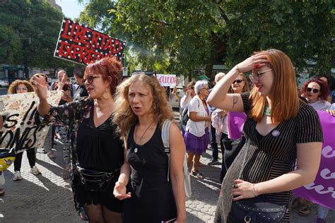 Huida de película la líder de Pussy Riot se marcha de Rusia disfrazada