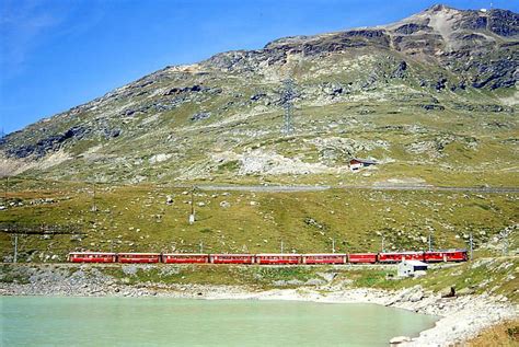 Rhb Regionalzug Von St Moritz Nach Tirano Am Am Lago