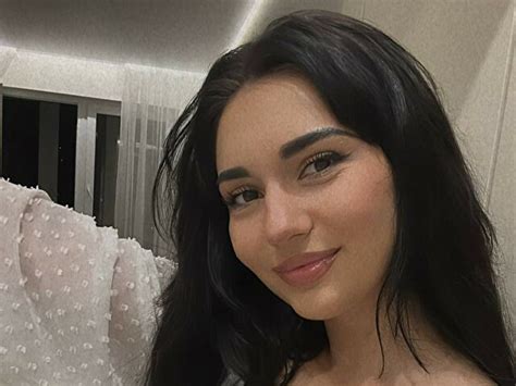 LindaWarners On Xcams For A Hot Live Sex Cam Show