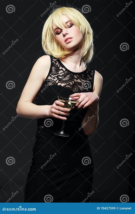 Fille Blonde Avec Le Verre De Martini Image stock Image du durée verticale