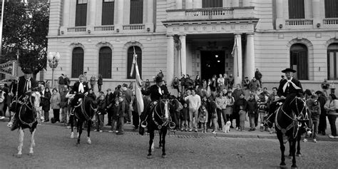 Limpiar la bosta de los caballos por el Día de la Tradición salía 30