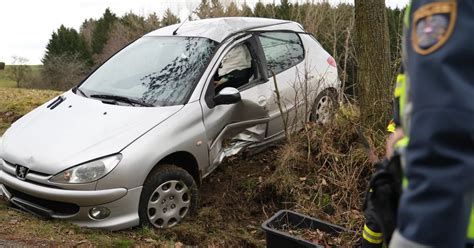 PKW kracht in St Martin im Mühlkreis gegen Baum eine Person verletzt