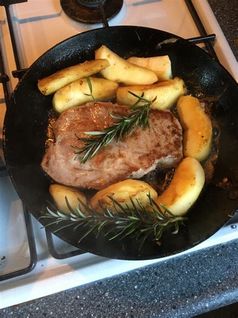 Varkensfiletlapjes Met Stamppot Rode Kool En Gebakken Appeltjes