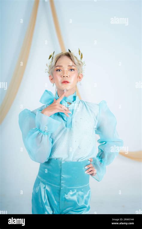 Femme blonde en couronne Banque de photographies et dimages à haute résolution Alamy