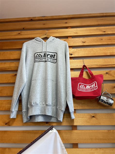 Brat ブラット 山とパーカーとbrat