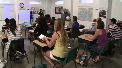 Vollbusige MILF bückt sich um es von hinten auf dem schreibtisch zu nehmen xHamster