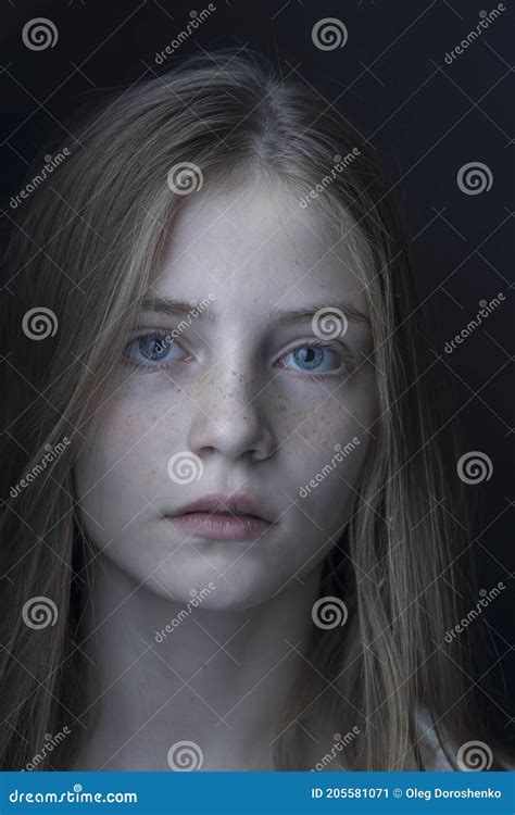 Belle Jeune Fille Blonde Avec Des Taches De Rousseur à L intérieur Sur Une Extrémité Noire Du