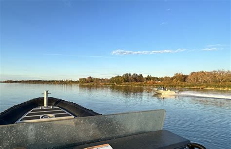 Stranded boaters rescued by Selkirk RCMP - CHVNRadio: Southern Manitoba