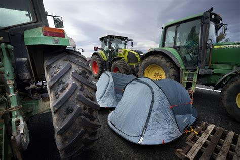 Los Agricultores Catalanes Mantienen Cortes En Diversas V As