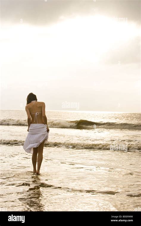 Frau im bikini von hinten Fotos und Bildmaterial in hoher Auflösung Alamy