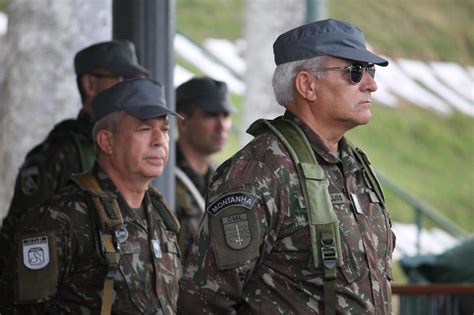 COMANDANTE MILITAR DO LESTE VISITA A BRIGADA DE MONTANHA