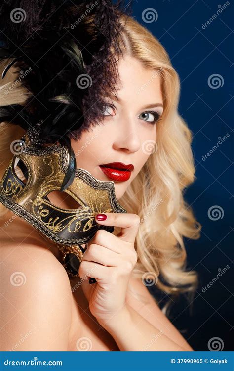 Portret Van Een Mooie Jonge Blonde Vrouw Met Theatraal Masker Op Zijn Gezicht Op Een Donkere