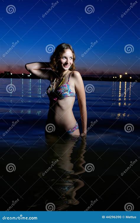 Schöne Frau Auf Dem Strand Sexy Mädchen Im Bikini Stockfoto Bild von baumuster sand 44296390
