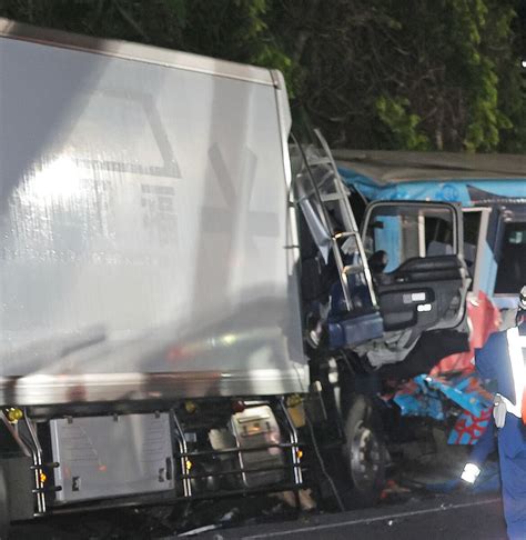 東北道事故、 バス運転手と乗客の計3人死亡 エンジントラブルで停車か 追突のトラック運転手大けが 河北新報オンライン