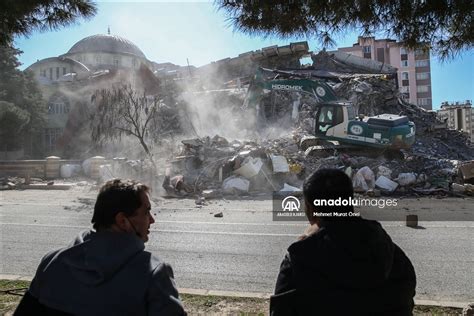 Kahramanmaraş ta yıkılan Hamidiye Sitesi nde enkaz kaldırma çalışmaları