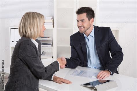 Begrüßung in einem Vorstellungsgespräch Business Team Stock Foto