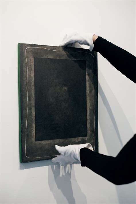 beginners guide  opening  art gallery