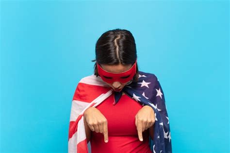 Joven Latina Que Se Siente Conmocionada Con La Boca Abierta Y Asombrada Mirando Y Apuntando