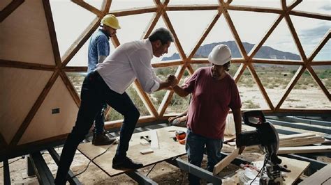 Uñac recorrió la construcción de los Eco Domos en Ischigualasto