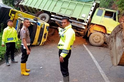 Akibat Longsor Akses Jalan Sumbar Riau Lumpuh 3 Mobil Tertimbun