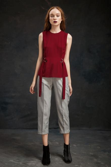 Đỏ Burgundy đi cùng họa tiết ren Hot trend mùa lễ hội