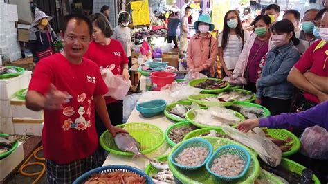 阿源碰到美女客人就賣得特別便宜 讓客人笑得很開心 台中水湳市場 海鮮叫賣哥阿源 Taiwan Seafood Auction Youtube