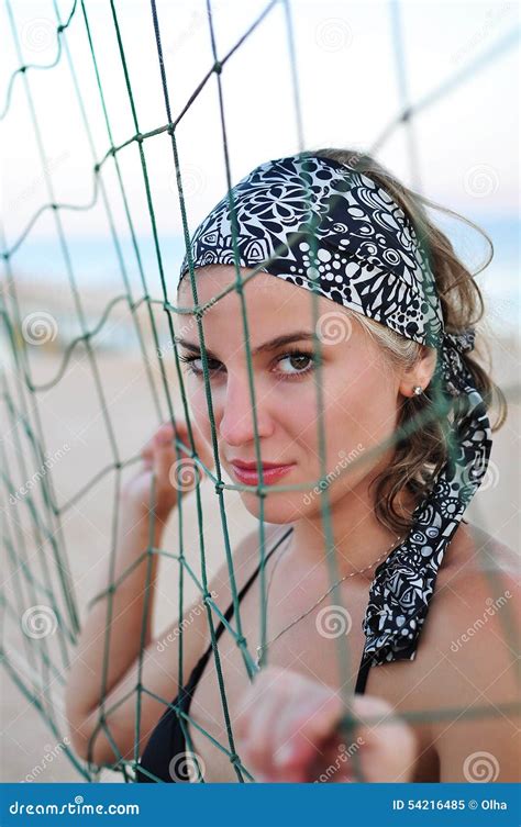 Mooi Meisje in Een Zwarte Bikini Op Het Strand Stock Afbeelding Image of één zonnebaad